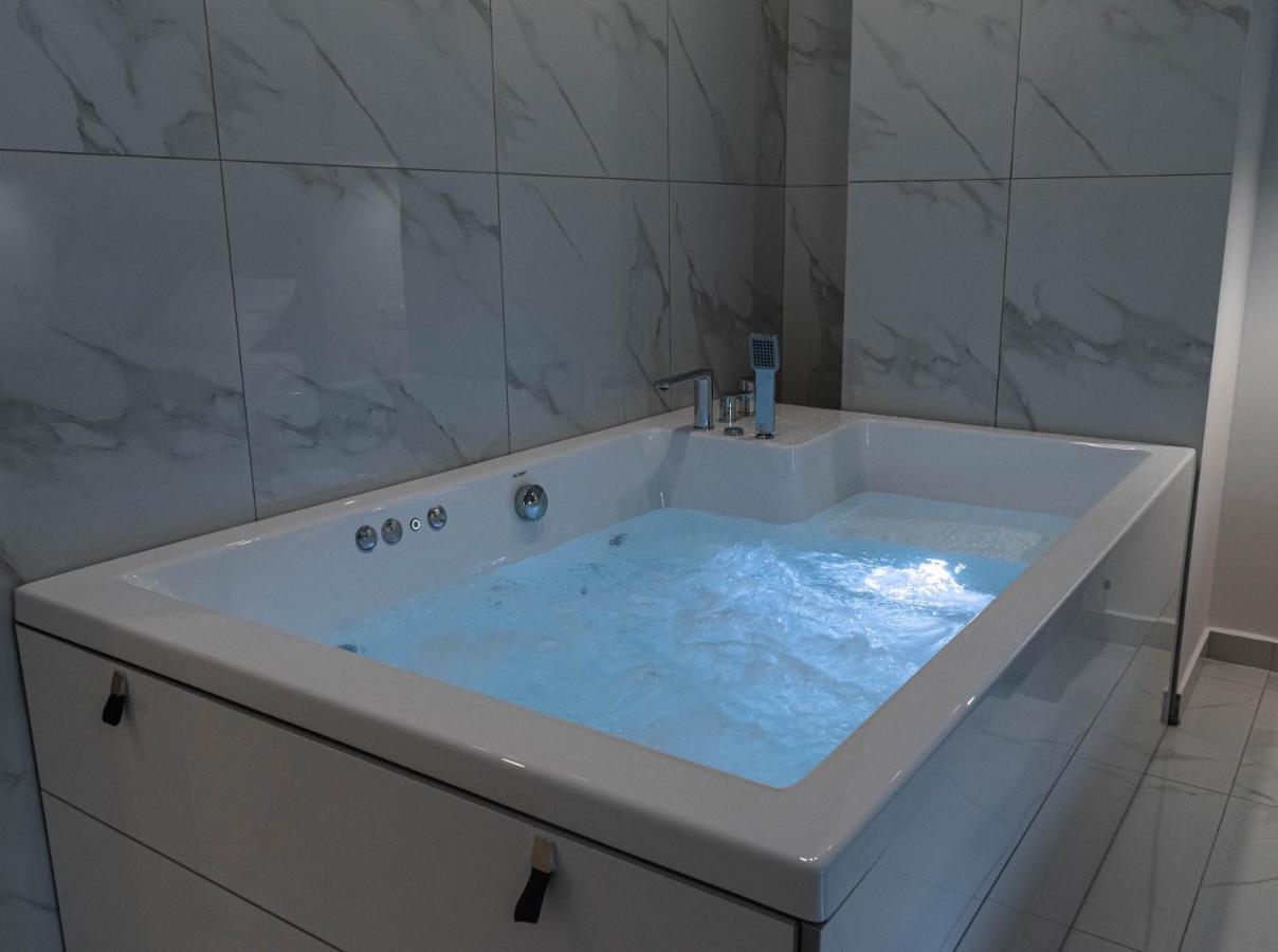 Athens Jacuzzi Apartment Екстер'єр фото