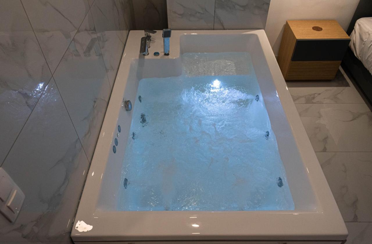 Athens Jacuzzi Apartment Екстер'єр фото